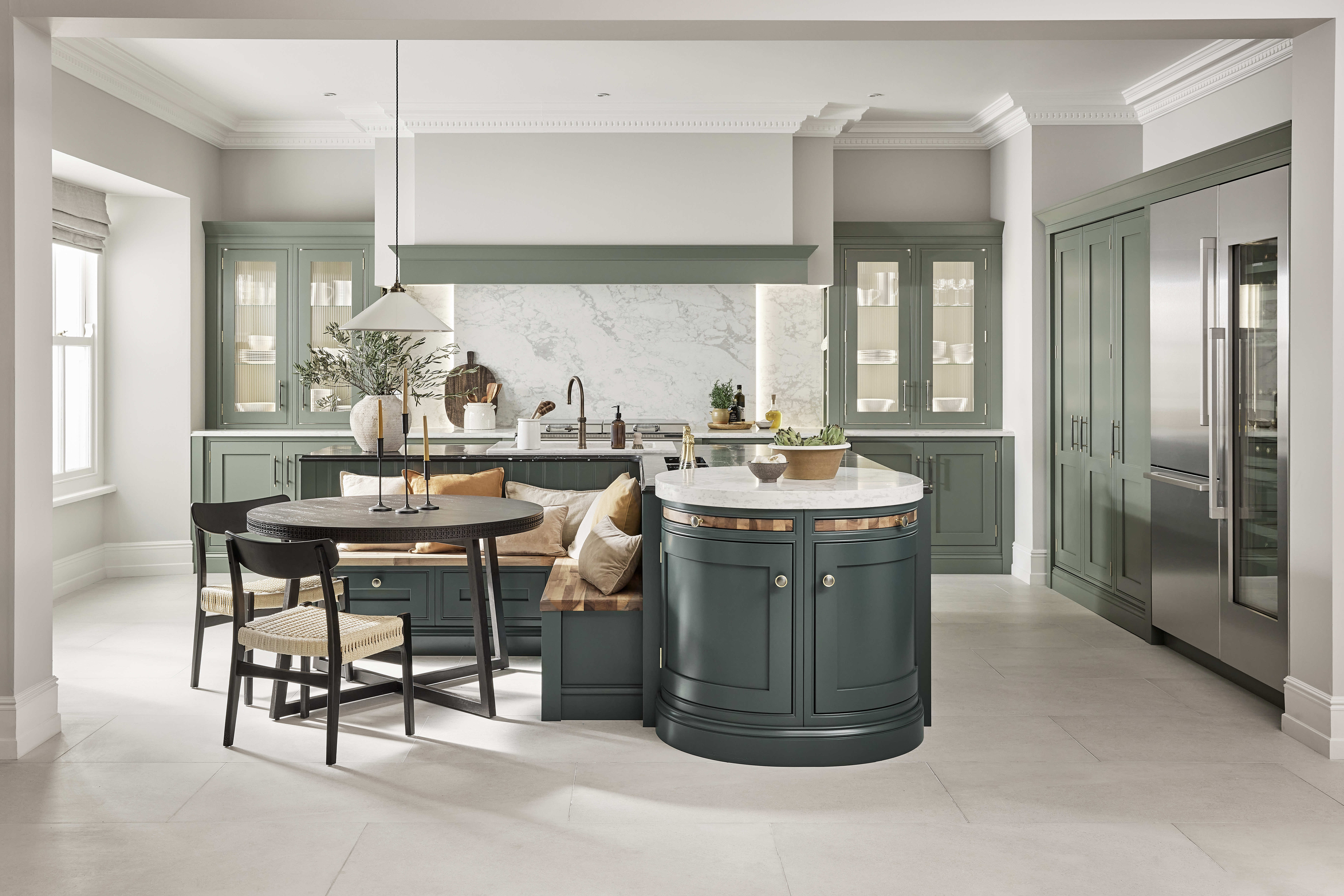 Curved Edges, Soft Lines and Sociable Kitchen Spaces